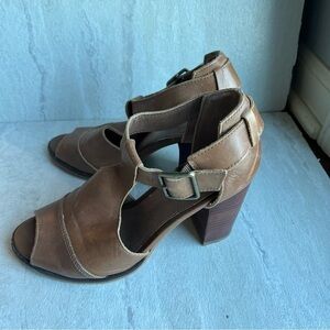 ** Nine West Lucasir cognac tan leather t-strap heels block heel 6.5M